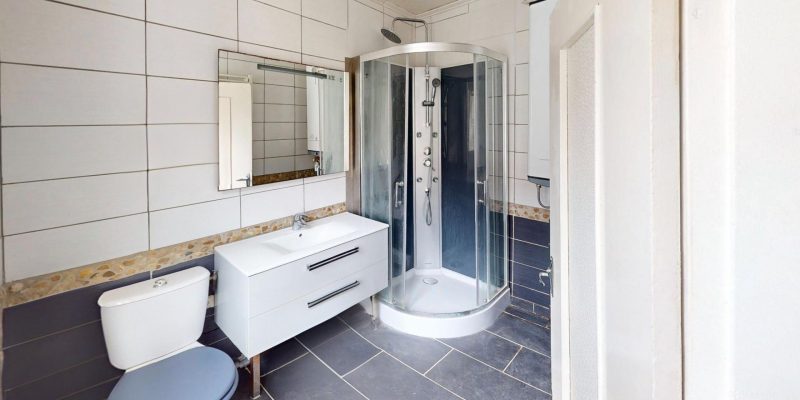 Photographie : 19-Rue-De-La-Madeleine-Bathroom-Defurnished
