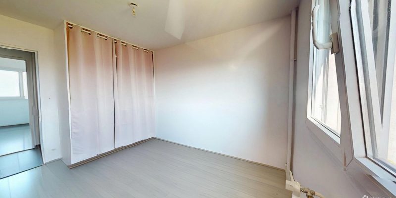 Photographie : ST-CLAUDE-T5-BALCON-PARKING-03192026_181545_defurnished