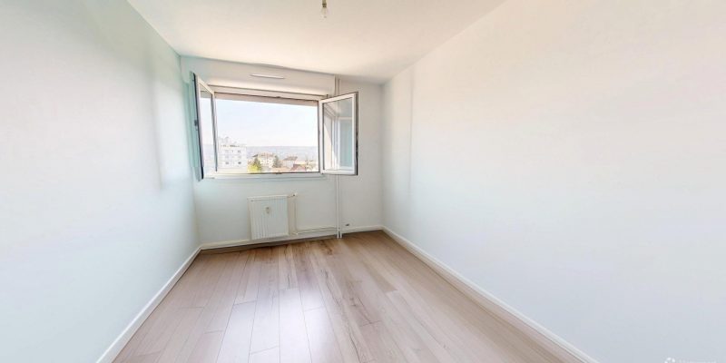 Photographie : ST-CLAUDE-T5-BALCON-PARKING-03192026_181724_defurnished